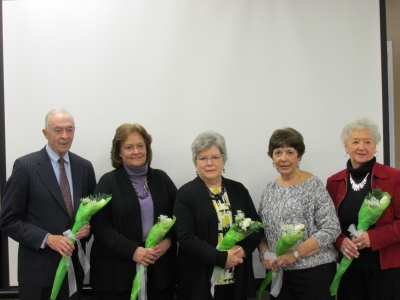 5 people with white flowers